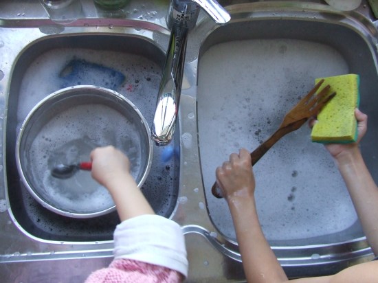 Les mains dans la vaisselle